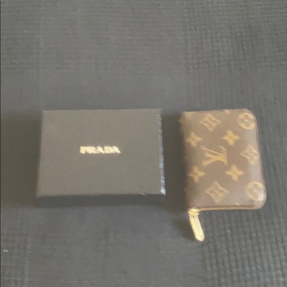 Prada Box 📦 - Picture 2 of 3